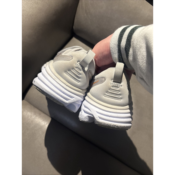 EUC WOMEN’S HOKA ONE BONDI 8 SIZE 11 B WIDE GREY PINK SHOES - Picture 6 of 12